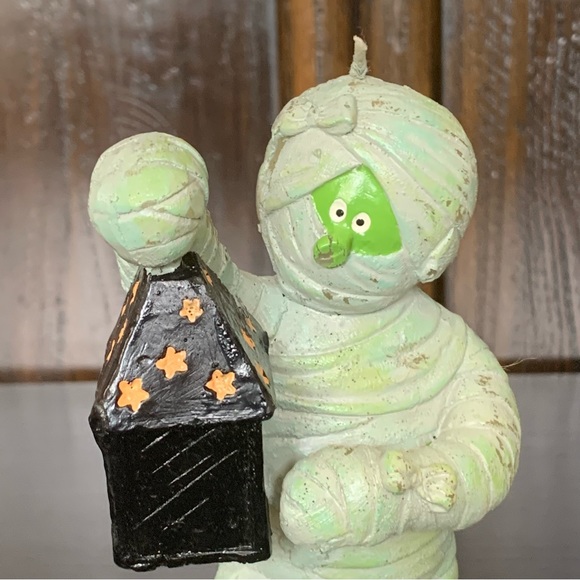 Vintage Mummy with Lantern in Graveyard Halloween Candle - Picture 3 of 14